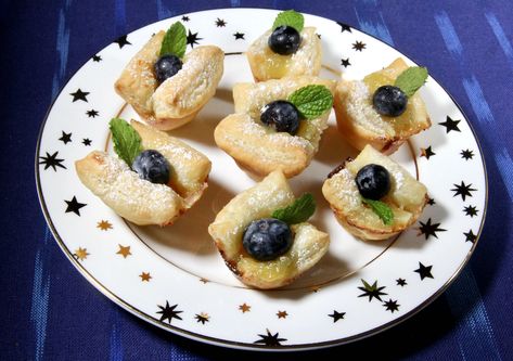 These Brie bites with puff pastry, lemon curd, and blueberries are the perfect quick and easy appetizer to wow your guests. Blueberry Bites Recipe, Blueberry Bites, Slow Cooker Stew Recipes, Spinach Puff Pastry, Brie Bites, Rice Casserole Recipes, Slow Cooker Stew, Japanese Street Food, Quick And Easy Appetizers