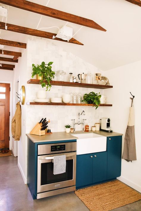 Guest House Small, Small Kitchenette, Tiny Kitchen Design, New Darlings, Basement Kitchen, Basement Apartment, Boheme Chic, Studio Kitchen, Guest Cottage