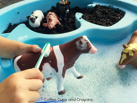 get-kids-busy-washing-farm-animals-in-this-simple-preschool-sensory-bin Farm Animal Sensory Bin, Animal Sensory Bin, Farm Activities Preschool, Farm Animals Preschool, Farm Animals Activities, Washing Station, Farm Preschool, Farm Activities, Animal Activities