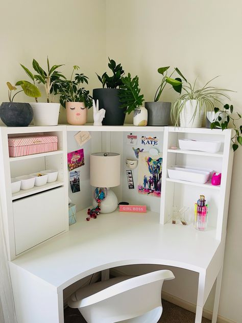 Corner Shelves Over Desk, Corner Desk Kids Bedroom, White Corner Desk Setup, Aesthetic Desk Corner, Cornwr Desk, Cute Room Desks, Corner Art Desk, Corner Workstation In Bedroom, Kids Bedroom Desk Ideas