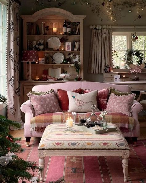 Small Cottage Living Room, Cottage Sofa, Cottages Interiors, Country Cottage Interiors, Susie Watson, French Country Living Room, Casa Country, English Decor, Cottage Style Decor