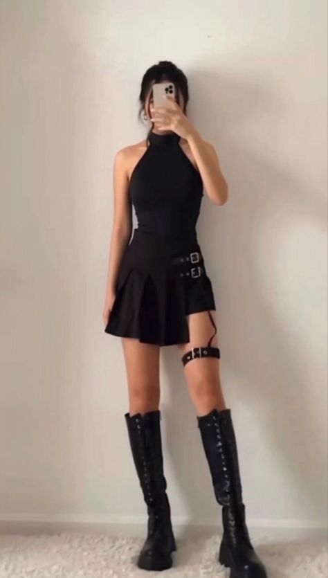 Garter Outfit Skirts, Black Skort Outfit, Garter Outfit, Skort Outfit, Edgy Looks, Black Skort, Outfit Party, Outfit Goals, Fit Ideas