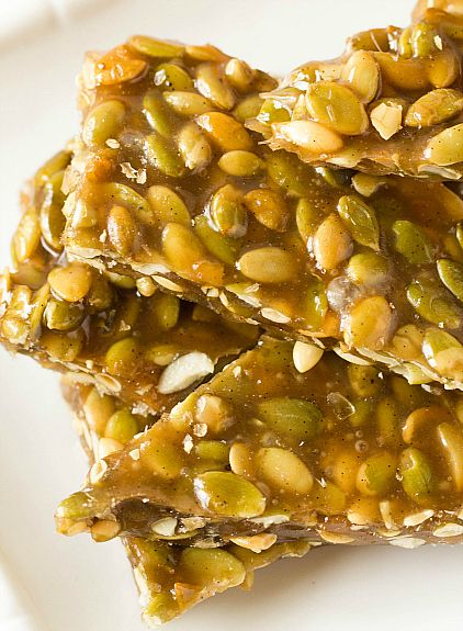 Pumpkin Seed Brittle with Vanilla Bean and Cardamon http://www.browneyedbaker.com/2012/10/24/pumpkin-seed-brittle-recipe/ Pumpkin Seed Brittle Recipe, Pumpkin Spice Pumpkin Seeds, Pumpkin Seed Brittle, Pumpkin Pancake Mix, Brittle Recipes, Pumpkin Seed Recipes, Pumpkin Beer, Homemade Sweets, Pumpkin Pancakes