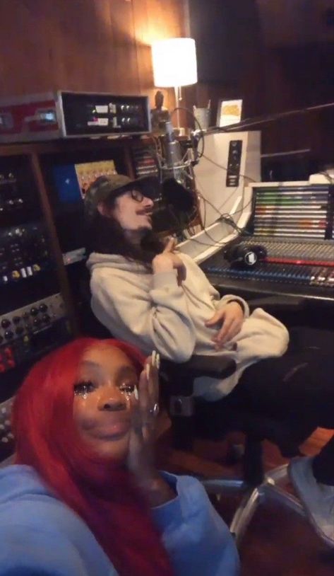 Girl Rappers, Sza Pics, Sza Singer, Makeup Room, Music Artist, I Am A Queen, Music Studio, Female Singers, In The Studio