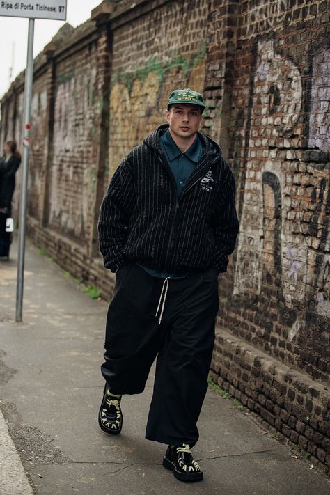 Milan Fashion Week Fall/Winter 2023 Street Style | Hypebeast Japan Fashion Street Men, Mfw Street Style, 2023 Street Style, Street Style 2023, Techno Outfit, Streetwear Ideas, Milan Fashion Week Street Style, Tokyo Street Style, Men Street Fashion