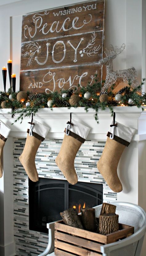 Christmas Mantle - need to find a pallet for next year! This would look cool on some old pallet wood. Natal Country, Pallet Project, Christmas Mantel Decorations, Christmas Mantle, Christmas Mantels, Christmas Decorations Rustic, Noel Christmas, Merry Little Christmas, Christmas Greeting