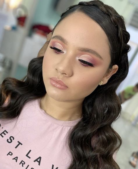 Blush Pink Eyeshadow Look, Quincenera Makeup Natural, Light Pink Makeup Looks Full Face, Makeup Looks Quinceanera, Pink Quince Makeup, Quinceanera Makeup, Rose Gold Eye Makeup, Maquillage Yeux Cut Crease, Pink Eyeshadow Look