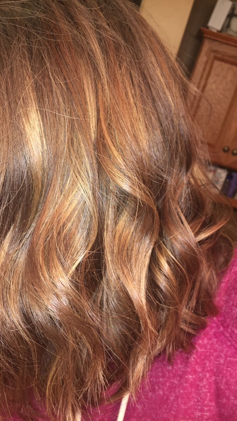 Brown hair with caramel and golden blonde highlights #hair #highlights #caramel #blondehighlights Golden Brown Hair Highlights, Hair Highlights Caramel, 90s Highlights Hair, 90s Highlights, Hair Golden Brown, Brown Hair With Caramel, Blonde Highlights Hair, Highlights Caramel, Golden Brown Hair