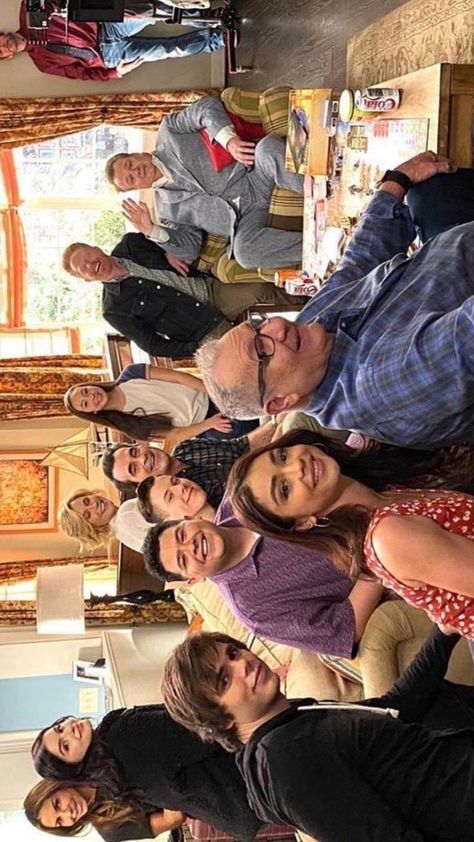 Modern Family Cast Photos, Modern Family Wallpaper Aesthetic, Wallpaper Modern Family, Modern Family Photo Wall, Modern Family Icons, Modern Family Wallpaper, Family Photos Aesthetic, Modern Family Aesthetic, Cast Modern Family