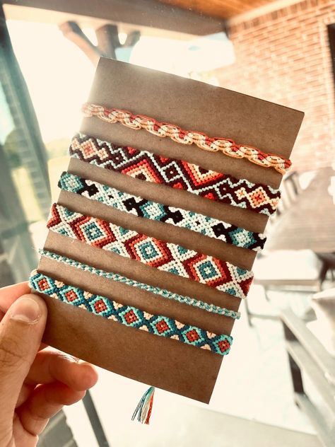 Boho Thread Bracelets, Earth Tone Friendship Bracelet, Granola Friendship Bracelets, Western String Bracelets, Aesthetic Friendship Bracelets Patterns, Western Friendship Bracelet Pattern, Neutral Friendship Bracelets, Boho Friendship Bracelets Pattern, Fast Friendship Bracelets