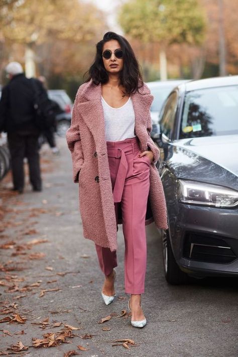 Fall Fashion Coats, Paris Fashion Week Street Style, Warm Dresses, Casual Work Outfits, Pink Pants, Cool Street Fashion, Fashion Week Street Style, Blake Lively, Street Style Looks