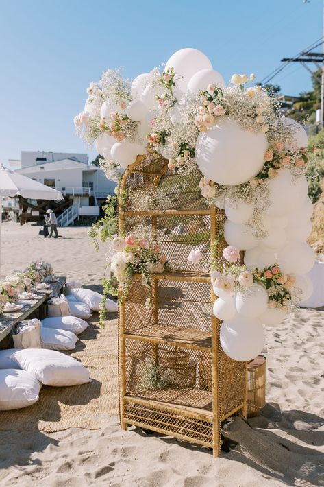 Birthday Beach Picnic, Deco Ballon, Sunday Feels, Boho Birthday Party, Floral Installation, Floral Balloons, Picnic Birthday, Boho Beach Wedding, Balloon Installation