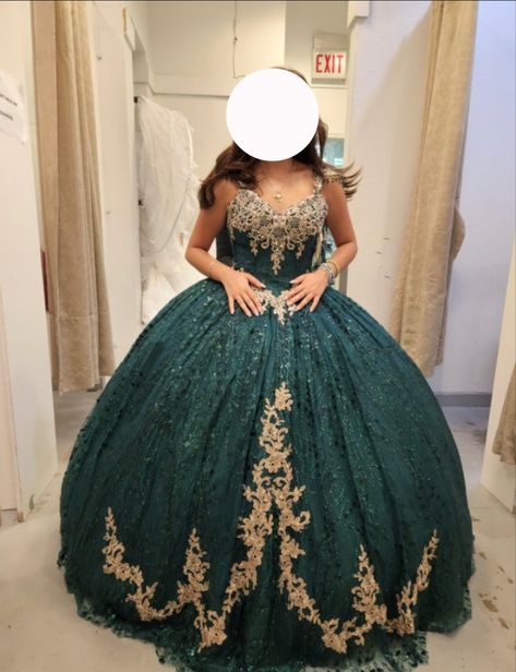 Green And Gold Quinceanera, Quinceanera Chambelanes, Quince Dress Ideas, Green Quince Dress, Enchanted Forest Garden, Gold Quinceanera Dress, Emerald Green Quinceanera Theme, Emerald Green Quinceanera, Green Quinceanera Theme