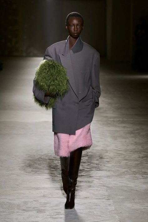 Dries Van Noten Fall 2024 Ready-to-Wear Fashion Runway Show, Fashion Trends Winter, Fragrance Collection, 가을 패션, Dries Van Noten, Fall 2024, Fashion Colours, Colorful Fashion, Pink Fashion