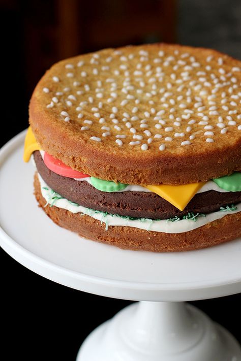 How to Make a Hamburger Birthday Cake from @janemaynard Dinner Ideas For Husband, Birthday Cake Ideas For Men, Cake Ideas For Men, Birthday Dinner Ideas, Hamburger Party, Hamburger Cake, Burger Party, Birthday Bbq, Cake Shapes