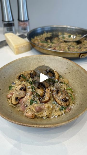 Orzo Mushroom Recipes, Pasta Favors, Mushroom Orzo, Bacon And Mushroom, Light Dishes, Chestnut Mushrooms, Bacon Mushroom, Recipe Hacks, Easy Weekday Meals