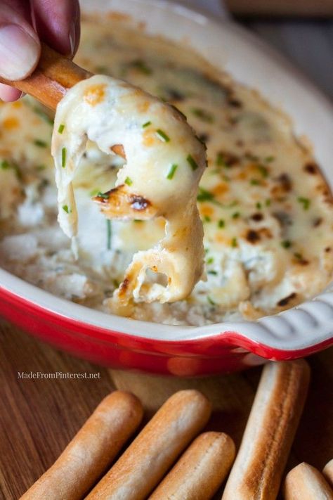 This Hot Roasted Cauliflower Dip is healthy comfort food without all the calories! Cauliflower Dip, Cheddar Dip, Easy Super Bowl, Party Dip Recipes, Superbowl Appetizers, Healthy Comfort Food, Cauliflower Recipes, Roasted Cauliflower, Dip Recipes