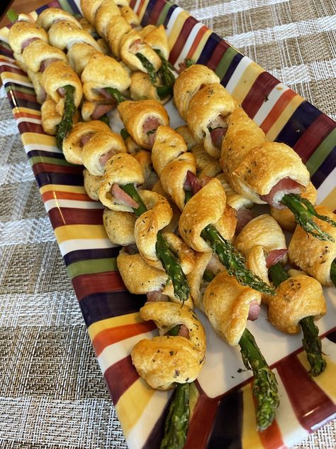 Make these Asparagus Spirals by wrapping your asparagus spears with bacon and crescent dough, then bake until golden brown. How To Make Asparagus, Creamy Dipping Sauce, Asparagus Wraps, Breakfast Soup, Bacon Wrapped Asparagus, Crescent Dough, Main Dish Salads, Fresh Asparagus, Salad Side Dishes