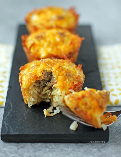 These Sausage Egg and Cheese Hash Brown Cups are all your favorite breakfast foods in a portion controlled cup! Easy and delicious for just 123 calories or 3 Weight Watchers points. www.emilybites.com Hash Brown Cups, Emily Bites, Muffins Blueberry, Breakfast Sausage Links, Simply Potatoes, Brown Cups, Weight Watchers Breakfast, Egg And Cheese, Points Recipes