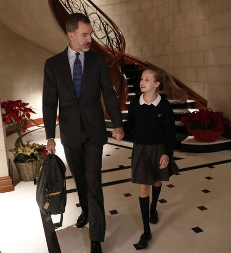 January 2018 - King Felipe and his daughter Leonor walked hand in hand Photo: House of HM the King Rich Father, Dad Aesthetic, Man In A Suit, Estilo Real, Dream Family, Super Rich Kids, Rich Family, Spanish Royal Family, Future Mom