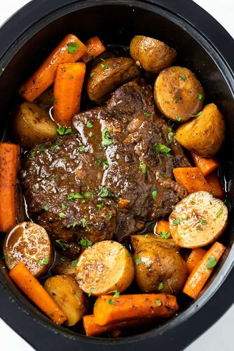 Chicken Mississippi, Pot Roast With Carrots, Chuck Roast Crock Pot Recipes, Roast Crockpot, Crock Pot Roast, Slow Cooker Pot Roast Recipes, Pot Roast Crock Pot Recipes, Mississippi Pot, Crockpot Roast