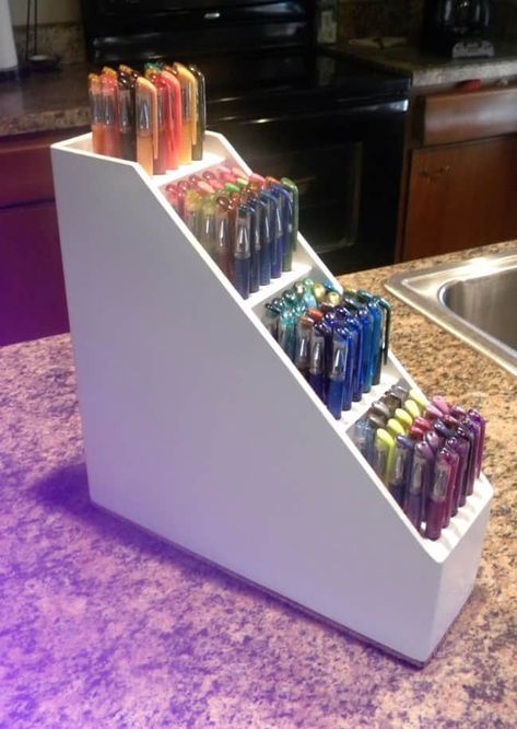 These Hacks Will Change the Way You Look at Magazine Holders Paintbrush Storage, Julkransar Diy, Craft Room Organization Storage, Diy Magazine Holder, Pen Display, Dream Craft Room, Scrapbook Room, Diy Magazine, Office Crafts