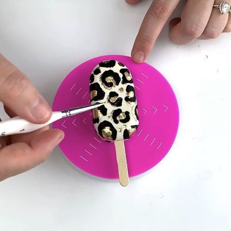 Belly's Bake Shop on Instagram: “You asked for it, so you got it! 🙌🏻 Leopard cakesicle tutorial! 🐆🖤🎀 Here’s a super short rundown!  Let me know what you think! 💞⁣⁣⁣ ⁣⁣⁣ ⁣…” Cakesicle Tutorial, Chocolate Molds Recipe, Fancy Cake Pops, Popsicles Cake, Offset Spatula, Baking Photography, Chocolate Bark Recipe, Strawberry Gifts, Black Candy