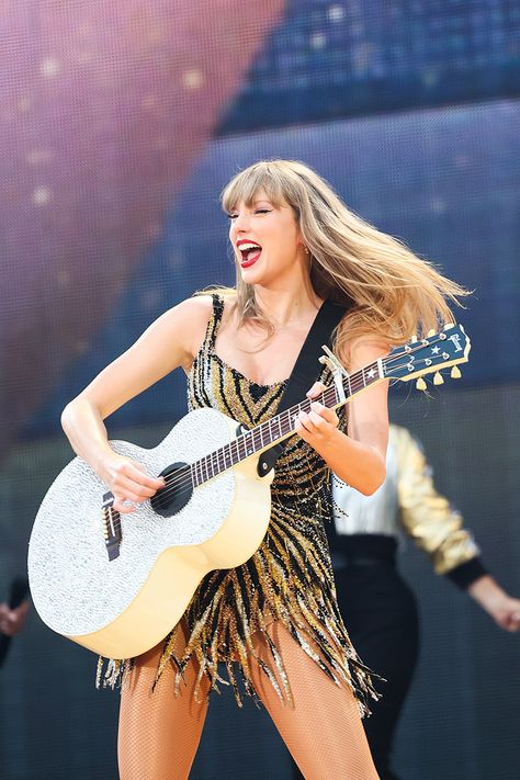 MILAN, ITALY - JULY 13: EDITORIAL USE ONLY. NO BOOK COVERS. Taylor Swift performs onstage during "Taylor Swift | The Eras Tour" at San Siro on July 13, 2024 in Milan, Italy. (Photo by Vittorio Zunino Celotto/TAS24/Getty Images for TAS Rights Management ) Fearless Dress, Taylor Swift Performing, Taylor Swift Singing, Carole King, Taylor Swift Cute, Taylor Swift Fearless, Estilo Taylor Swift, Taylor Swift Outfits, Taylor Swift Hair