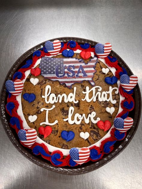 Memorial Day Cookie Cake Ideas, Memorial Day Cookie Cakes, 4th Of July Cookie Cake Designs, Sugar Cookie Cake 4th Of July, Cookie Cake Memorial Day, Flag Cookie Cake, Cookie Cake Ideas, Flag Chocolate Chip Cookie Cake, Colossal Cookies