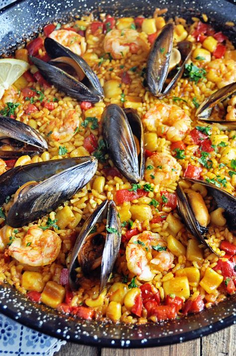 Seafood Paella Recipe Authentic Spain, Best Paella Recipe Authentic, Paella Recept, Spanish Seafood Paella, Burnt Rice, Spanish Paella Recipe, Seafood Paella Recipe, Paella Recipe Seafood, Spanish Paella