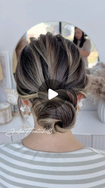 Julia Fratichelli Hair Education on Instagram: "Daily tutorials for bridal hairstyles @juliafratichelli.haircoaching   Honestly, I absolutely love twists! They add so much texture and volume, perfect for creating amazing hairstyles—even on fine hair. The key is mastering the right technique and, of course, training your hand to get used to it.  #juliafratichelli #haircoach #bridalhairstylist #bridalhair #hairstyle #hairstyleideas #haireducatuon #haireducator #hairstylingtips #hairstylingtipsandtricks #hairstyletutorial" Hair Education, Amazing Hairstyles, Bridal Hairstyles, Fine Hair, Of Course, Hair Hacks, Hair Tutorial, Bridal Hair, Hair Stylist