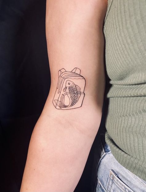 fish in backpack, harry styles tattoo Harry Styles Tattoos Inspiration, Tattoos 2023, Harry Tattoos, Inspo Tattoo, Tattoo Cute, Cute Simple Tattoos, Simple Tattoos For Women, Tattoos Simple, Tarot Tattoo