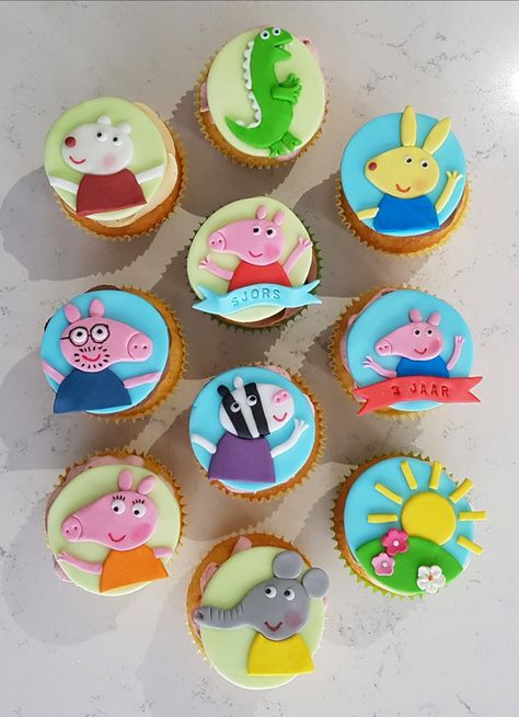 Peppa Pig Cupcake, Peppa Cake, Peppa Pig Birthday Decorations, Peppa Pig Cupcakes, Pig Cupcakes, Peppa Pig Birthday Cake, Pig Birthday Cakes, Splash Party, Peppa Pig Cake