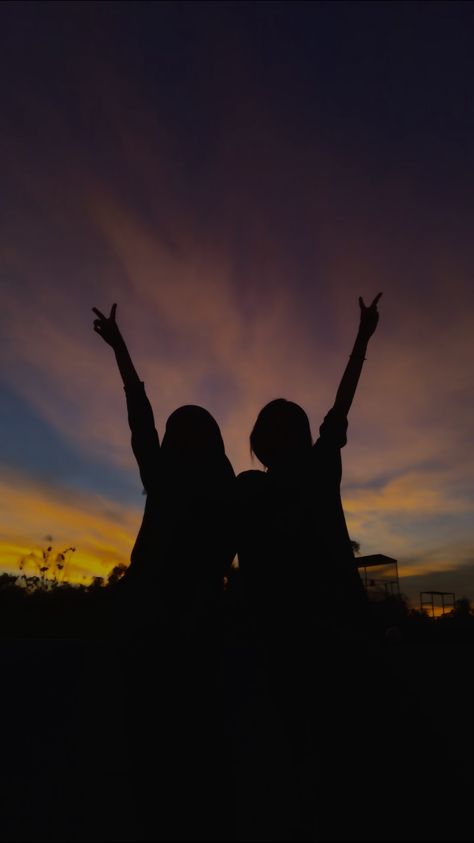 Bff Backgrounds For 2 Aesthetic, Background With People, Besties Pictures, Only Aesthetic, Bff Hands Aesthetic, Best Friend Pictures Tumblr, Sister Pictures, Best Friend Poses, Shadow Photography