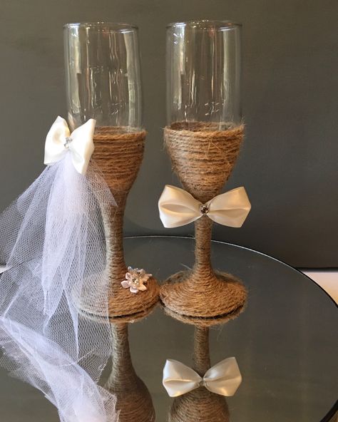 Copas para novios vaquero Rustic Wine Glasses, Rustic Wedding Glasses, Wedding Toasting Glasses, Bride And Groom Glasses, Wedding Wine Glasses, Wedding Champagne Glasses, Decorated Wine Glasses, Country Style Wedding, Wedding Flutes