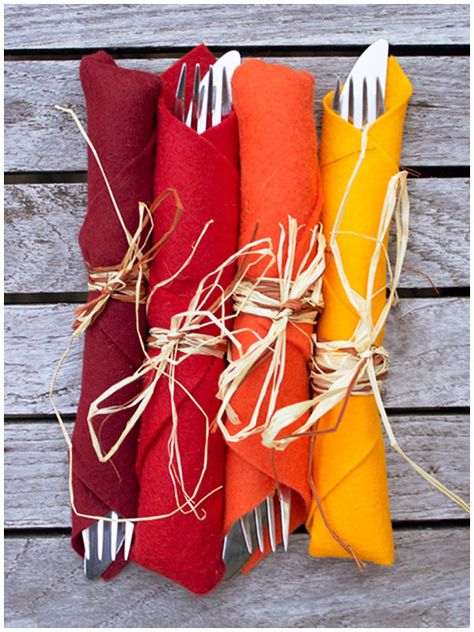 Don't skip out on colour for your Thanksgiving table! Use our Fall Acrylic Felt Value Pack and wrap utensils with them to make a unique cutlery holder. The possibilities are endless! Thanksgiving Table Settings Simple, Simple Thanksgiving Table, Napkin Rings Diy, نباتات منزلية, Thanksgiving Decorations Diy, Decor Ikea, Hosting Thanksgiving, Diy Thanksgiving, Thanksgiving Diy