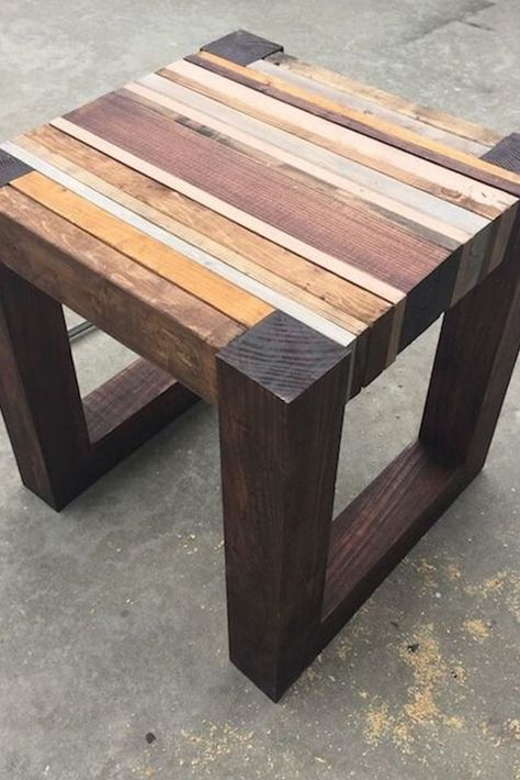 Small Wood Tables Simple, Diy Outdoor Side Table Ideas Wood, Pallet Wood Side Table, Homemade Side Tables, Wood End Tables Diy, Pallet Side Table Diy, Small Side Table Ideas, Diy Small Side Table, Diy Small Table