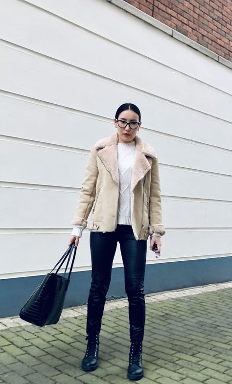 Beige Biker Jacket Outfit, Biker Jacket Outfit, Beige Jacket, Jacket Outfit, Biker Jacket, Jacket Outfits, Trench Coat, Fashion Beauty, Fashion Trends