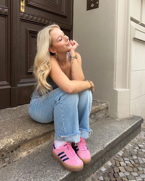 Lara (@laraa.gro) • Instagram photos and videos Pink Adidas Outfit, Pink Sneakers Outfit, Pink Shoes Outfit, Adidas Gazelle Pink, Pink Gazelles, Adidas Gazelle Outfit, Adidas Outfit Shoes, Bold Shoes, Professional Outfits Women