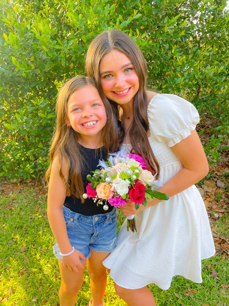 flowers, bouquet, dance, preppy, preppy flowers, preppy bouquet, friends, pic inspo, preppy dresses, preppy heels, bestfriends, friendgroup, sisters Preppy Heels, Flowers Preppy, Preppy Flowers, Dresses Preppy, Siblings Goals, Sister And Brother, Friends Pic, Preppy Girls, Summer School Outfits