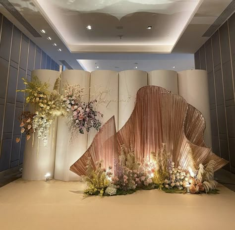 Stage Design Event Backdrops, Wedding Decor Wall, Creative Wedding Backdrop, Wedding Back Drop Design, Unique Backdrop Ideas, Engagement Backdrops, Beige Backdrop, Decoration Buffet, Elegant Backdrop