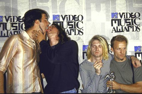 21 Of The Most Iconic Kisses In History Nirvana Mtv, Nirvana Pictures, Krist Novoselic, Krist Novoselić, Nirvana Kurt Cobain, Nirvana Kurt, River Phoenix, Grunge Band, Smells Like Teen Spirit