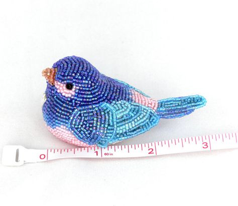 Pretty beaded birds by Meredith Dada - http://beadsmagic.com/?p=1231#more-1231 Beaded Bird, Art Perle, Bird Beads, Beading Crafts, Beautiful Beadwork, Beaded Crafts, Beaded Animals, Beading Projects, Beaded Ornaments