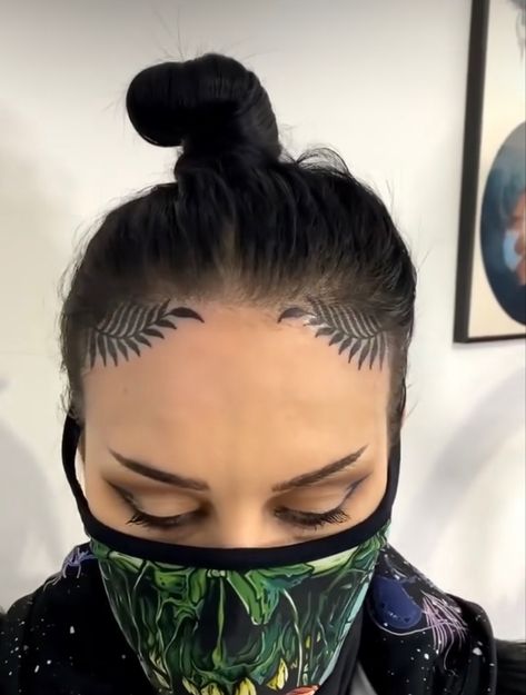 Very pretty hairline tattoo Women’s Forehead Tattoo, Womens Scalp Tattoo, Feminine Forehead Tattoo, Female Sideburn Tattoo, Forehead Mandala Tattoo, Tasteful Face Tattoos, Women Forehead Tattoo, Face Tattoos For Women Forehead, Forehead Tattoo Ideas