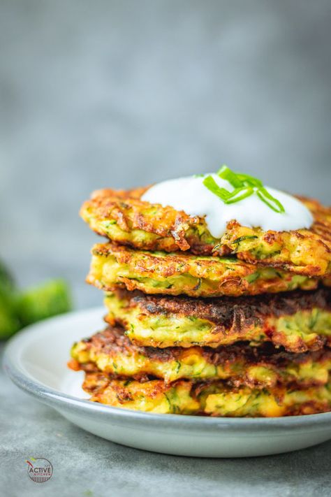 Sweetcorn Fritters Recipe, Lunchbox Meals, Sweetcorn Fritters, Courgette Fritter, Easy Sandwich, Potato Fritters, Zucchini Fritters, Sweet Chilli Sauce, Fritter Recipes