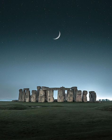 In Love With The Moon, Stonehenge England, Artsy Photos, Standing Stone, Kew Gardens, Stonehenge, Moon Stars, Iconic Landmarks, Beautiful Places To Travel