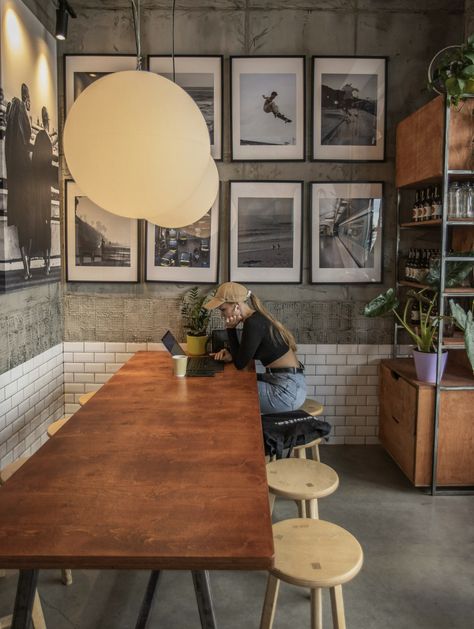 Unique Cafe Interior Design, Old Fashioned Coffee Shop, Mid Century Coffee Shop, Loft Coffee Shop, Vintage Cafe Interior Design, Cafe Interior Vintage, Cafe Ideas Design, Simple Coffee Shop, Retro Coffee Shop