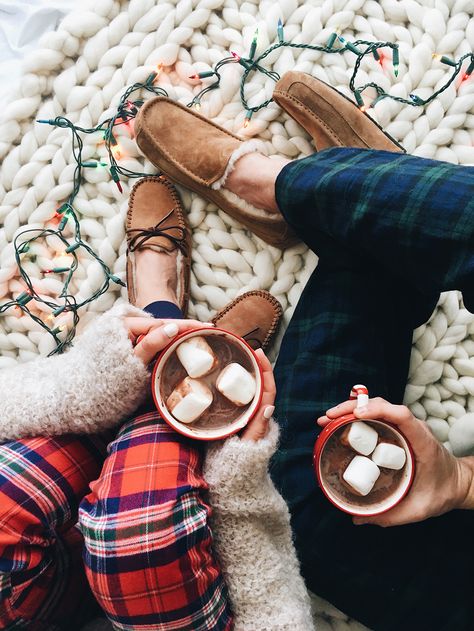 Cozy Gift Idea: Ugg Slippers // LivvyLand Hot Chocolate Photoshoot, Alcoholic Hot Chocolate Recipes, Chocolate Photoshoot, Alcoholic Hot Chocolate, Slippers Boots, Oufits Casual, Sport Video, Ugg Slippers, Christmas Photoshoot