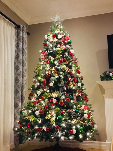 Christmas Pfps Aesthetic, Christmas Tree Styles, Christmas Trees Ideas, White Flocked Christmas Tree, Christmas Pfps, Decoration Ideas Christmas, Christmas Tree Designs, Christmas Decor Idea, Pfps Aesthetic