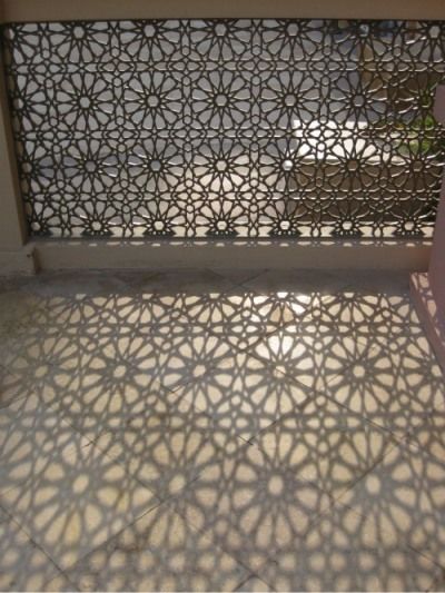 Entrance gate - pattern cut out makes amazing shadows. Jaali Design, Laser Cut Screens, Laser Cut Panels, Islamic Patterns, Lan Can, Cnc Design, Metal Screen, Decorative Screens, Partition Design